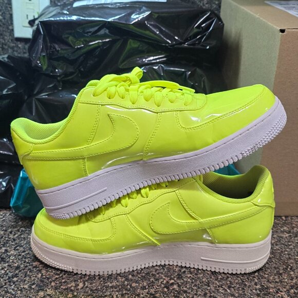 Nike Air Force 1 '07 LV8 UV Volt size 9 Mens - Picture 1 of 16